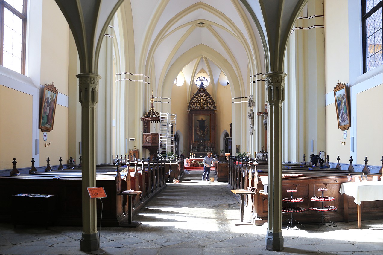 Kostel svatého Jana Nepomuckého, Hluboká
